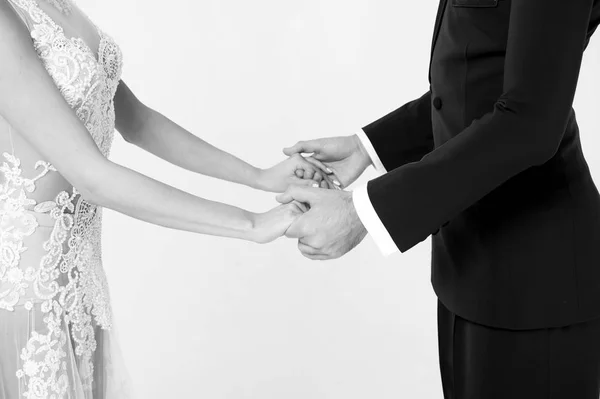 Ballrom taniec para zakochanych, trzymając się za ręce na białym tle na biały bachground — Zdjęcie stockowe