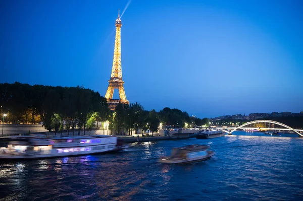 Eiffeltornet vid solnedgången i Paris. Romantiska resor bakgrund. — Stockfoto