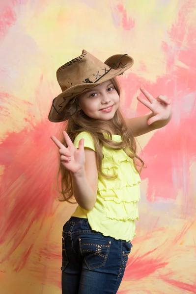 Lyckligt barn eller liten leende flicka i cowboyhatt — Stockfoto