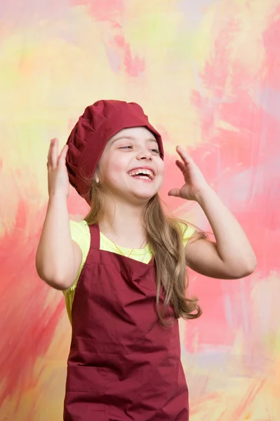 아이, 빨간 요리사 모자에 행복 소녀 요리 앞치마 — 스톡 사진