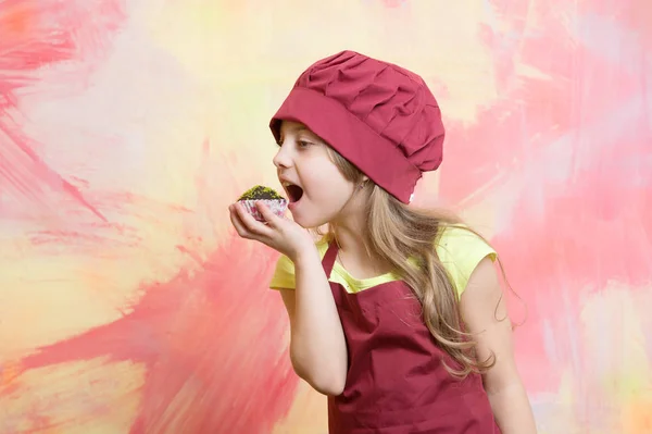Criança, menina feliz cozinheiro em chapéu de chef vermelho, avental — Fotografia de Stock