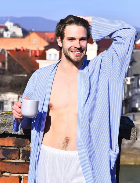 Caucásico macho en azul rayas pijama celebración taza — Foto de Stock