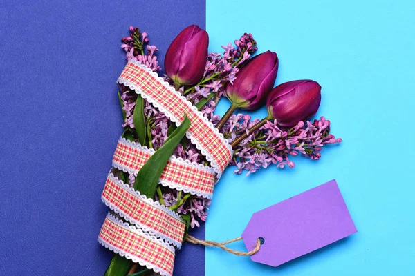 Tulipanes y lila reunidos en ramo con cinta y etiqueta — Foto de Stock