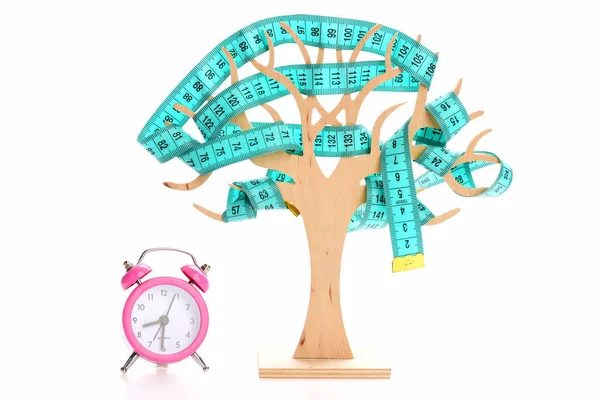 時計とシアンのテープを測定するために装飾的な木製のツリー — ストック写真