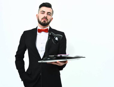 Kendine güvenen ve kibirli yüz ifadesi olan şık bir iş adamı.