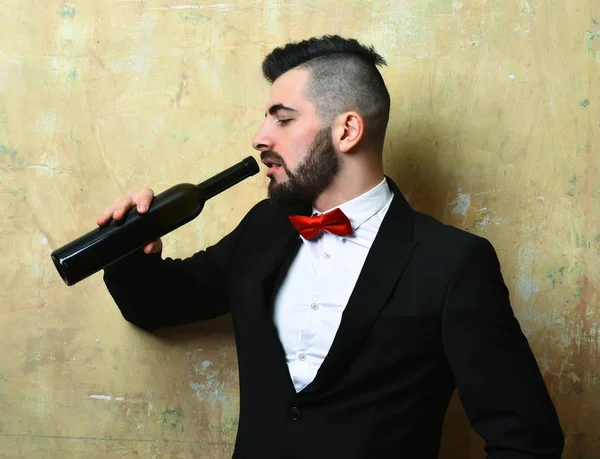 Joven hombre con clase con cara cansada expresión bebidas alcohólicas — Foto de Stock