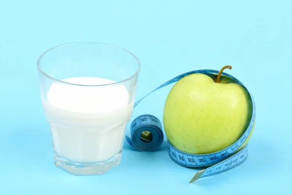 Ποτήρι γάλα και apple τυλιγμένο γύρω με ταινία μέτρησης — Φωτογραφία Αρχείου