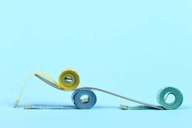 Çatal ve üç rulo bant ölçmek için