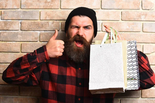 Bärtiger brutaler kaukasischer Hipster mit Schnurrbart hält Einkaufspakete in der Hand — Stockfoto