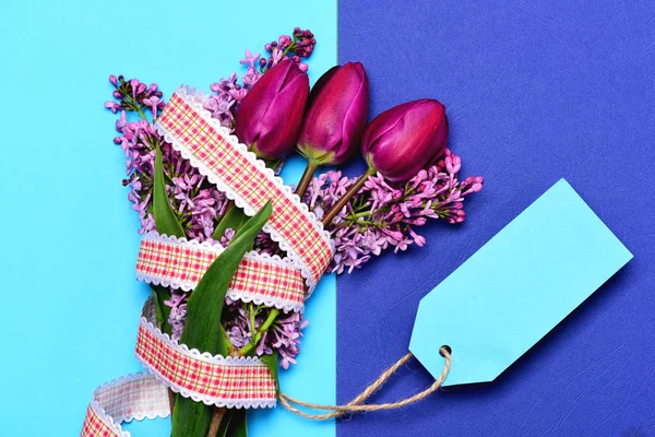 Concepto de regalo de cumpleaños con tulipanes morados y flores de primavera lila — Foto de Stock