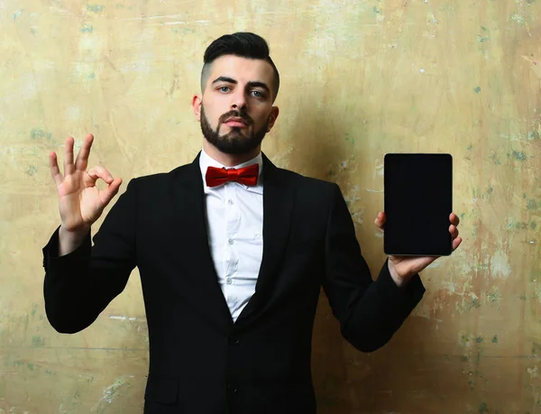 Anunciante con barba y cara confiada muestra tableta y OK — Foto de Stock