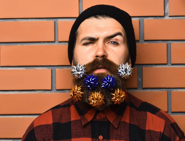 Bärtiger Mann mit Blumen oder Schleifen im langen Bart — Stockfoto
