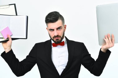 Proje yöneticisi sert ve kızgın görünüyor