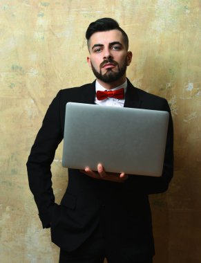 İşteki emlakçı: sakallı ve ciddi yüzlü iş adamı