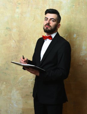 Ofis Yöneticisi sakallı emin yüz ile organizer içinde yazar