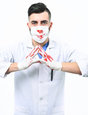 Beyaz önlüklü doktor ve cerrahi maske kana bulanmış.