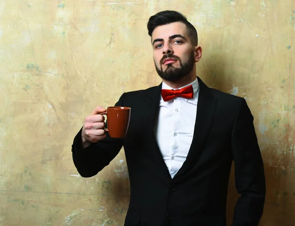 Бизнесмен с гордым и счастливым лицом держит коричневую чашку — стоковое фото