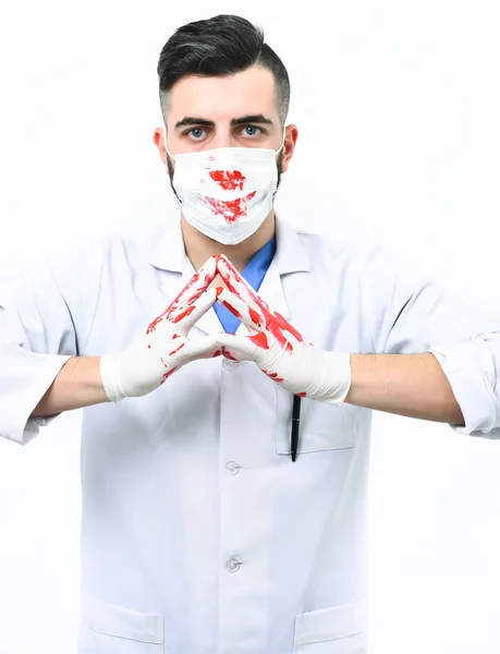 Médico con bata blanca y máscara quirúrgica manchada de sangre — Foto de Stock