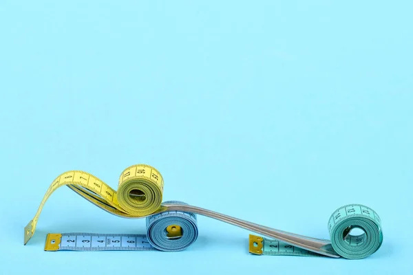 Tenedor hecho de metal y cintas métricas en diferentes colores — Foto de Stock