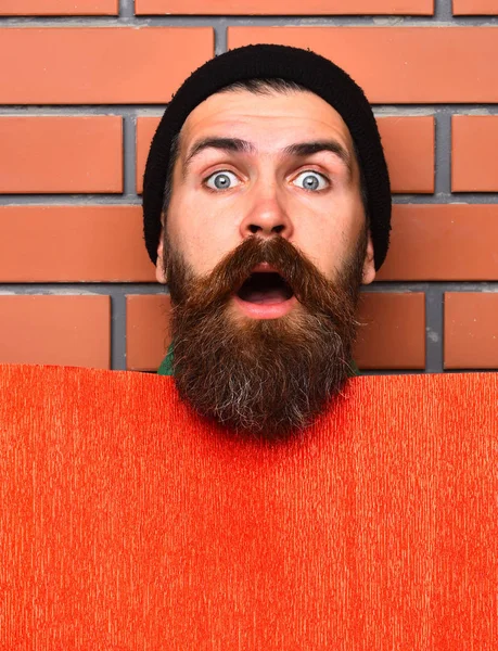 Barbuto brutale hipster caucasico con foglio di carta rosso — Foto Stock