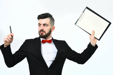 Klasik takım elbise ve kırmızı papyon meşgul yönetmen
