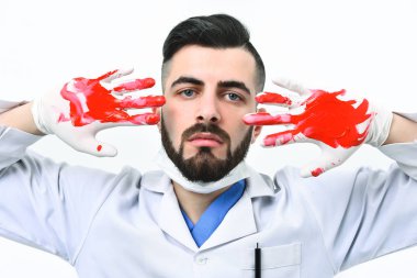 Cerrah ellerini kanla gösteriyor.