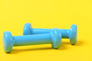 Spor ve spor eğitim kavramı: iki plastik kaplı halter