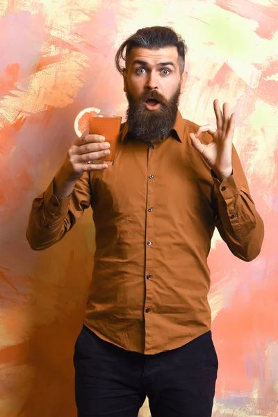 Brutal caucasien hipster tenant tropical alcoolique frais cocktail — Photo