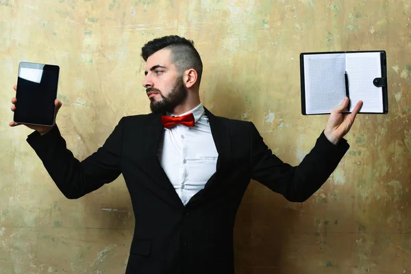 Director de negocios con barba sostiene tableta y organizador abierto en blanco — Foto de Stock