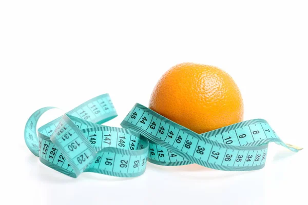 Concepto de alimentación saludable con naranja y cinta métrica — Foto de Stock