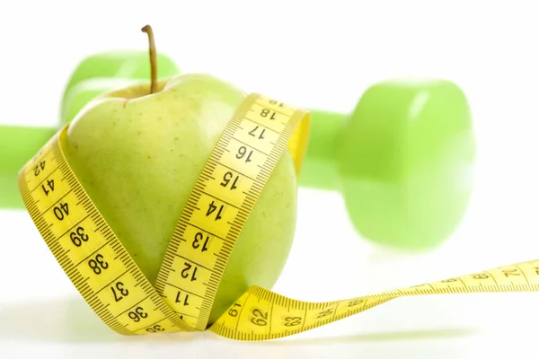 Manzana con cinta métrica en color amarillo sobre fondo blanco —  Fotos de Stock