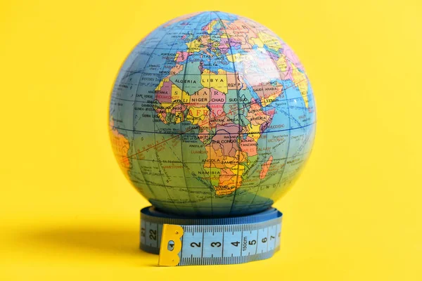 África en el globo geográfico que se encuentra en rollo de cinta métrica . — Foto de Stock