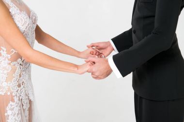 ballrom dans çift üzerinde beyaz bachground izole el ele tutuşarak aşk,