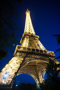 Eyfel Kulesi Paris, Fransa'da gün batımında. Romantik seyahat arka plan.