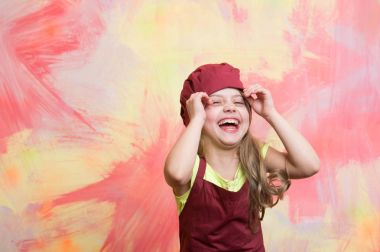 Şef çocuk, mutlu kız cook kırmızı Şef şapkalı önlük