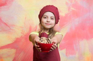 çerez gıda ile şapkalı kız Şef veya çocuk aşçı