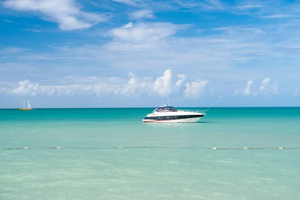 Barca a vela a Exotic bella spiaggia marina di Antigua St. Johns — Foto Stock