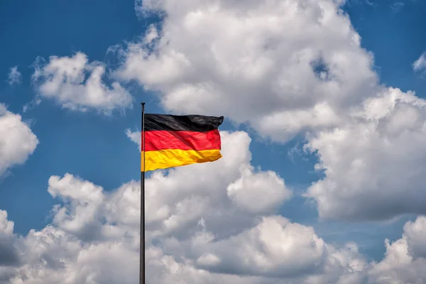 Bandera alemana sobre un fondo del cielo — Foto de Stock