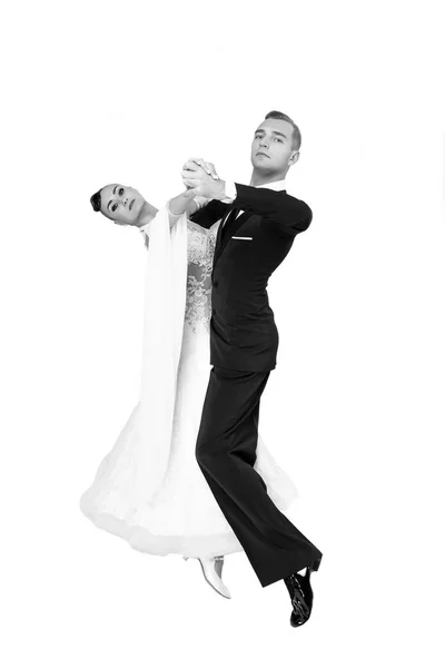 Ballrom casal de dança em uma pose de dança isolado em bachground branco — Fotografia de Stock