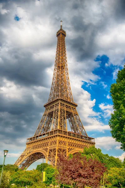 Эйфелева башня на закате в Париже, Франция. HDR. Романтические путешествия . — стоковое фото