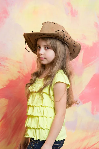 Linda menina na moda chapéu de cowboy — Fotografia de Stock