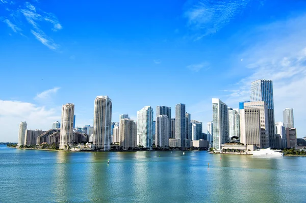 Miami rascacielos con cielo azul nublado, vela de barco, Vista aérea — Foto de Stock