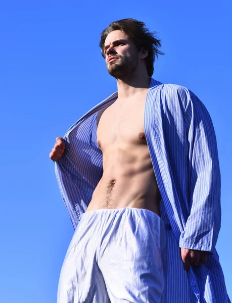 Kavkazský macho v modrém pruhovaném pyžamu — Stock fotografie