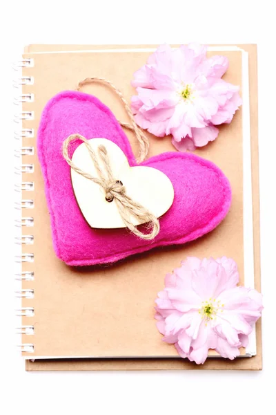 Kalp pembe renk ve pembe sakura çiçek dizüstü — Stok fotoğraf