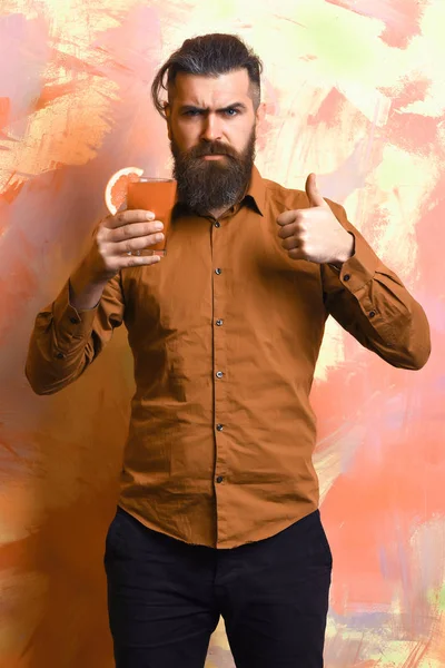 Brutale Kaukasische hipster met tropische alcoholische verse cocktail — Stockfoto