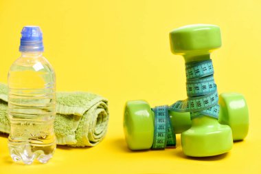 Su şişesi, yeşil hafif dambıl, camgöbeği mavi bant ölçme
