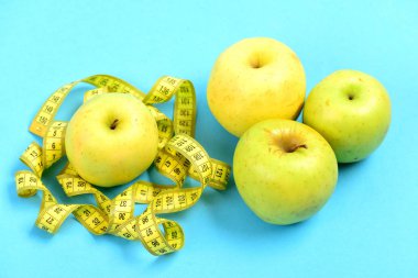 Teyp ölçüm veya esnek cetvel ve yeşil elma