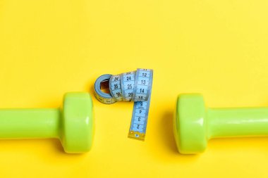 Spor malzemeleri yakınındaki mavi renkte ölçme bant bükülmüş