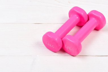 Eğitim kavramı, beyaz vintage ahşap üzerinde mavi halter