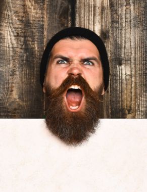 Beyaz kağıt çarşaflı vahşi beyaz hippi sakallı.